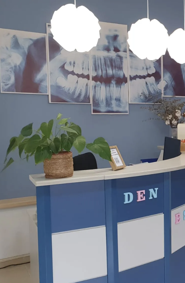 Recepción de Denest en Getafe, con su mural de radiografía dental